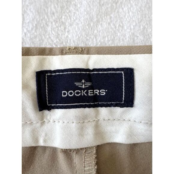 Dockers Men's 38x30 Khaki Pants Pleated Relaxed Fit Beige Classics Pockets NWT - Picture 6 of 11